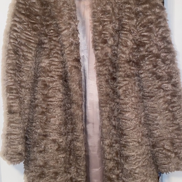 H&M Woman taupe color Faux fur coat size 10 . - Picture 6 of 8